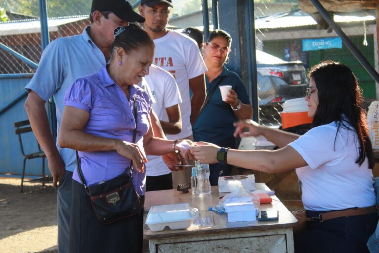 Ciudadanos de Rosita, Las Minas, ejercen su derecho al voto