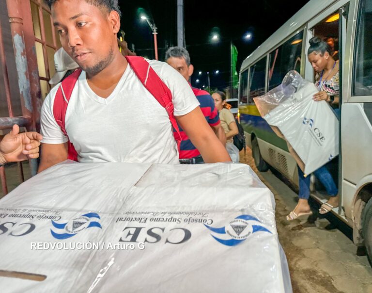 Traslado de material electoral al centro de computo en Bluefields