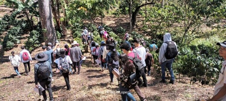 Jóvenes ambientalistas visitan fincas
