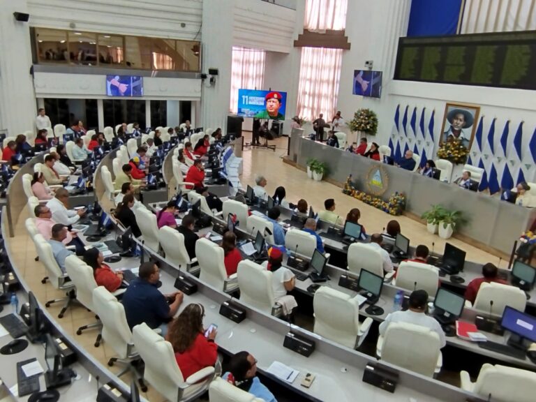 AN rinde homenaje al comandante Chávez