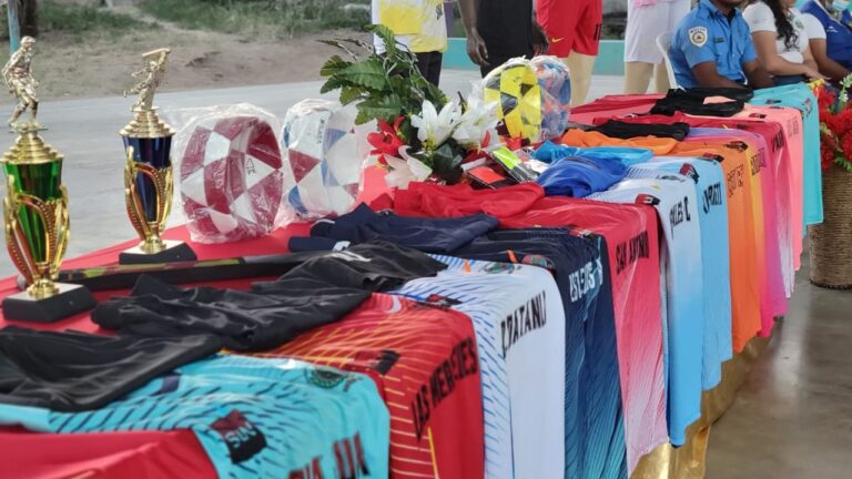 Entregan material deportivo y más de 500 uniformes a atletas en Wiwilí