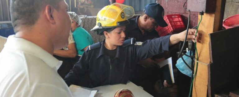 Bomberos inspeccionan tramos del mercado de Estelí