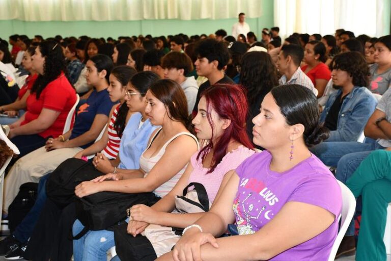 Imparten conferencias en conmemoración al Día Internacional de la Mujer