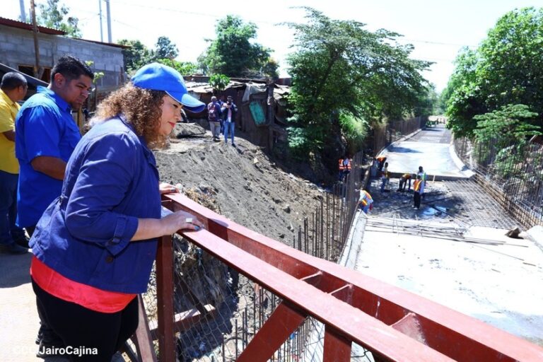 ALMA supervisa obra de drenaje pluvial en barrio Waspán