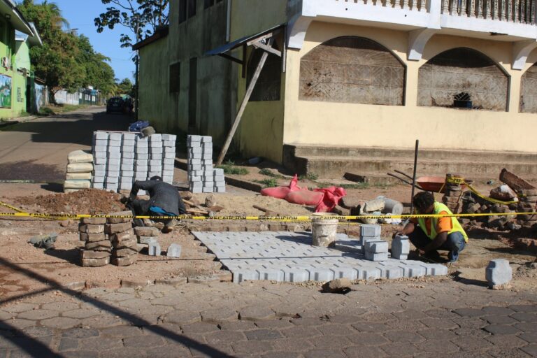 Continúa mejoramiento de calles adoquinadas en la ciudad de Bilwi