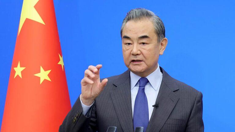 China dirige esfuerzos para establecer negociaciones de paz, destaca Wang Yi