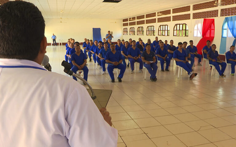 Imparten charla a privados de libertad sobre asistencia médica en emergencia