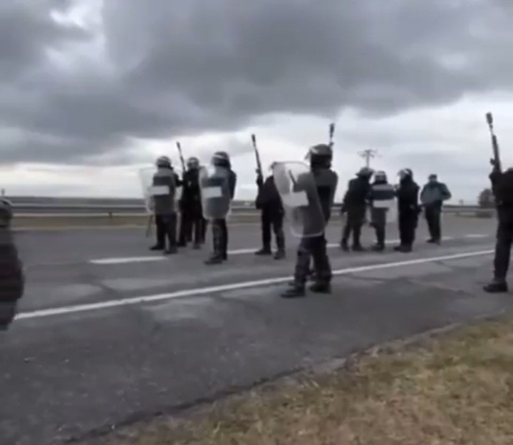 Disparan pelotas de goma y gases lacrimógenos contra agricultores