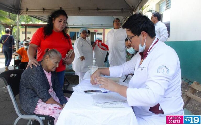 Pobladores del barrio Monseñor Lezcano son atendidos en Feria de Salud