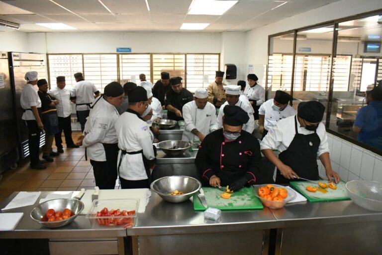 Docentes de Hotelería y Turismo reciben taller especializado de comida peruana