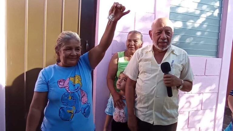 Entregan viviendas de interés social en Juigapa