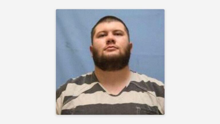 Oficial es detenido por cargos de pornografía infantil