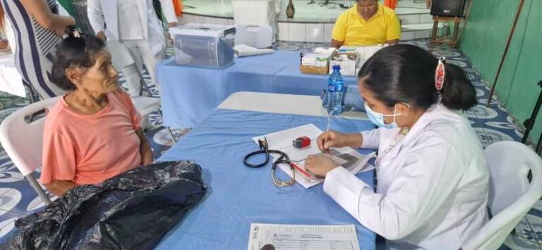 Brindan atenciones médicas a familias del barrio Niños Mártires de Ayapal