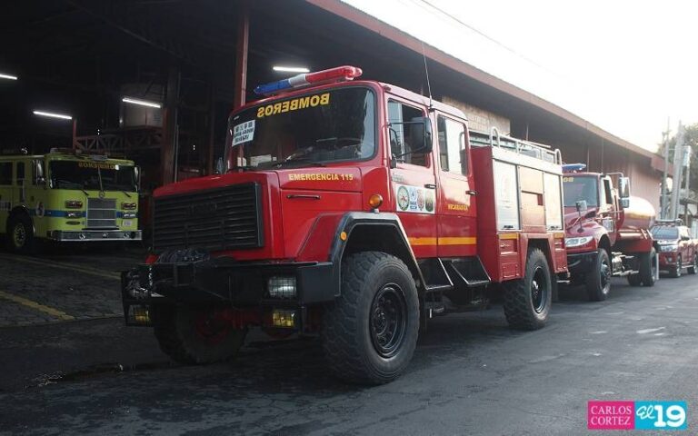 Trasladan dos camiones bomberos a nueva Estación en Villa Jerusalén