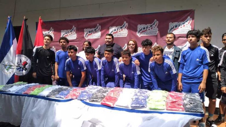 Consejos Departamentales del Deporte reciben uniformes