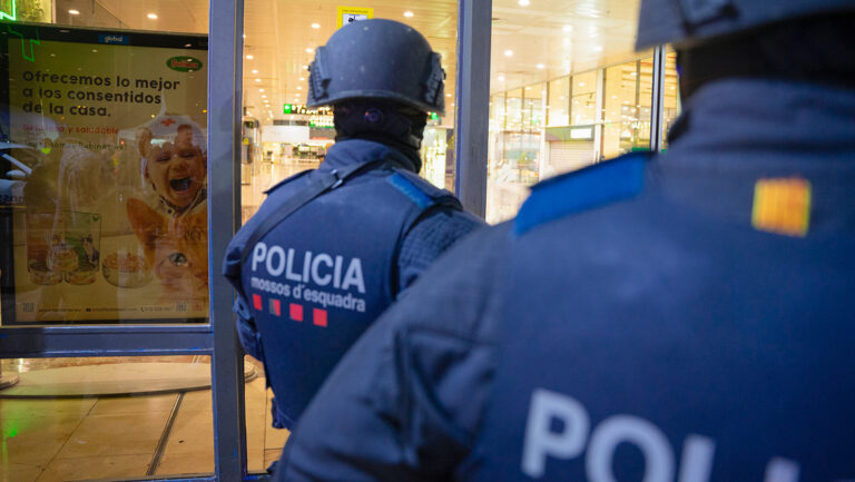 Asesina a sus padres y luego se suicida en España