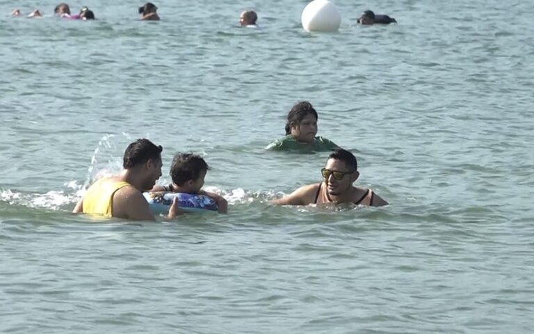 Familias disfrutan en la Laguna de Xiloá