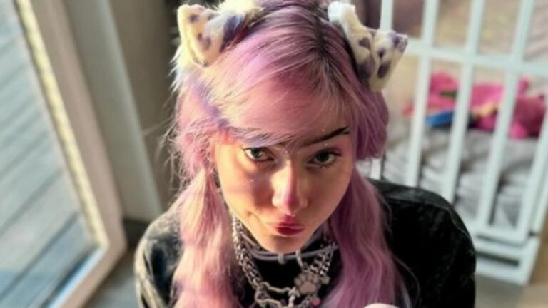 Mujer asegura que se siente y vive como perro