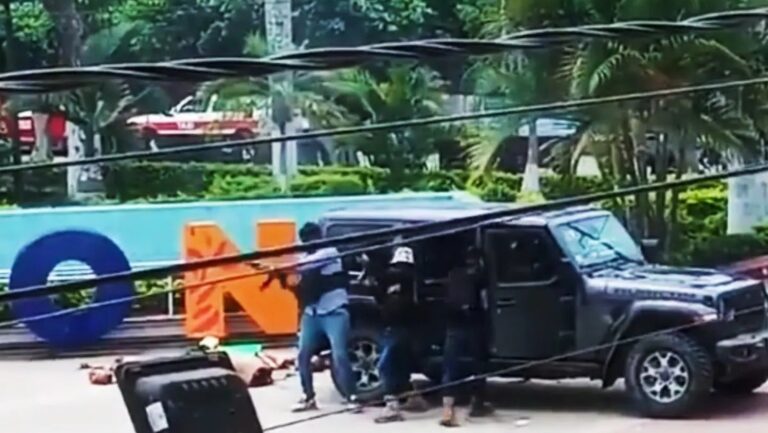 Sujetos armados colocan cuerpos desmembrados en una plaza, en México