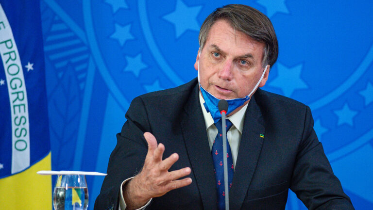 Acusan a Bolsonaro de asociación criminal y falsificación de datos de vacunación