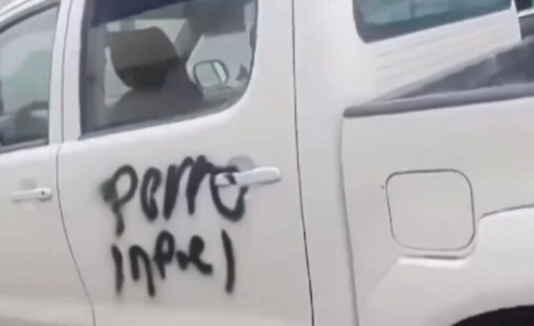 Descubre a su pareja con otra y lo expone como “perro infiel”