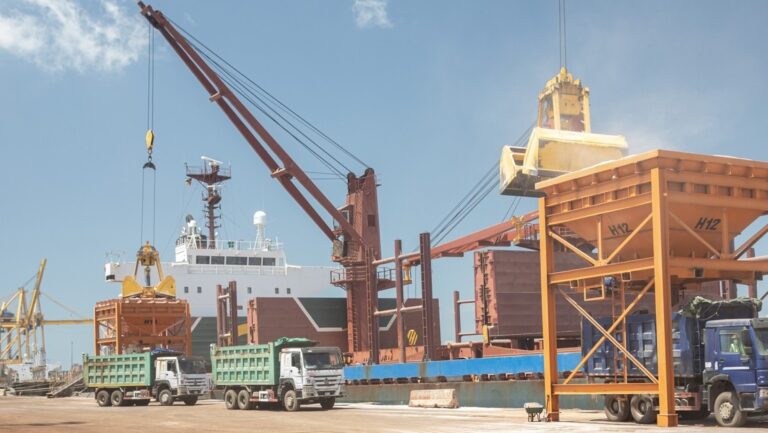 Entregan 23 mil toneladas de fertilizantes de Rusia a Zimbabue