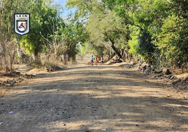 Reparan 3.5 kilómetros de caminos en León