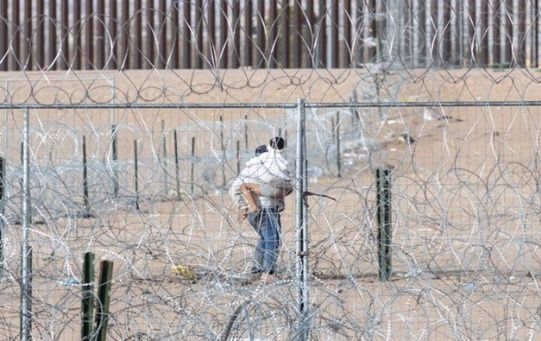 Gobernador de Texas anuncia que mantendrá los arrestos de migrantes