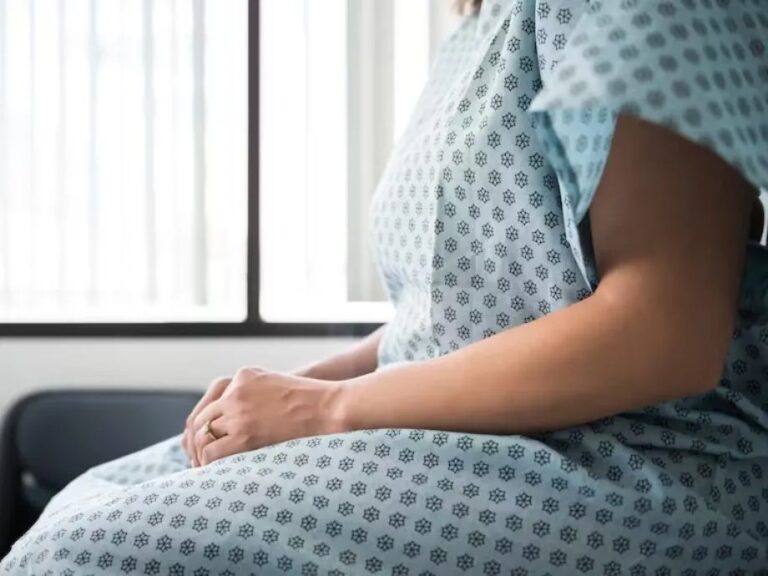 Descubren feto calcinado en el vientre de una mujer