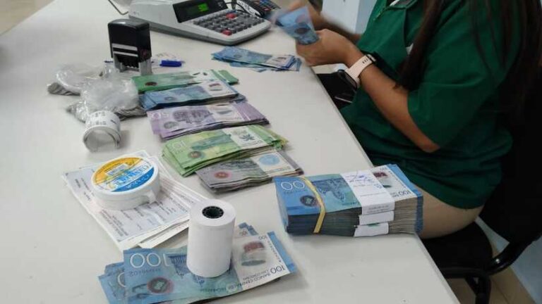 Trabajadores de Educación reciben su salario de abril