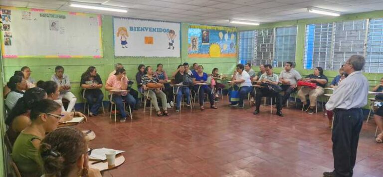 Docentes participan en Encuentro Pedagógico Mensual