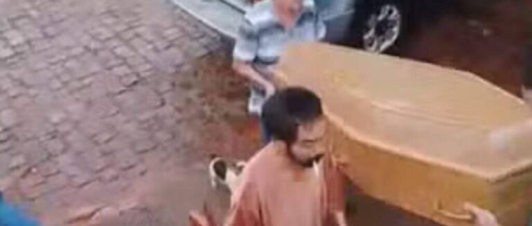 Sorprende a su suegro al regalarle un ataúd