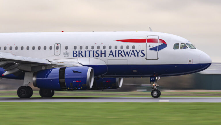 Despiden a dos auxiliadores de vuelo por hacer bromas racistas