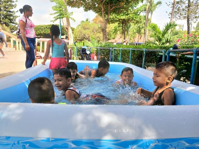 Niños del CDI Tía Irma disfrutan de una mañana refrescante