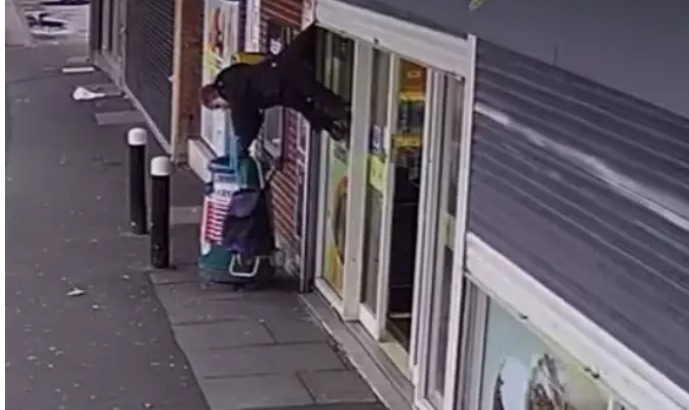 Anciana queda colgando en el aire por culpa de las persianas de una tienda