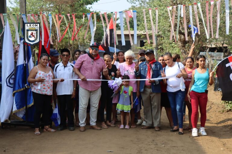 Continúan entregando mejoras de camino esta vez en el Rpto Belén y Gracias a Dios