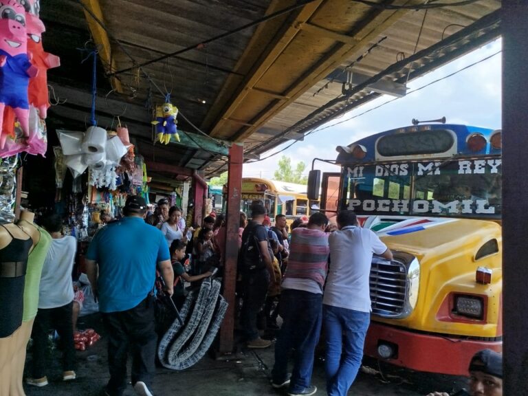 Terminales de buses abarrotadas de veraneantes