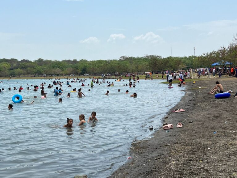 Familia disfrutan el verano en las refrescantes aguas de Xiloá