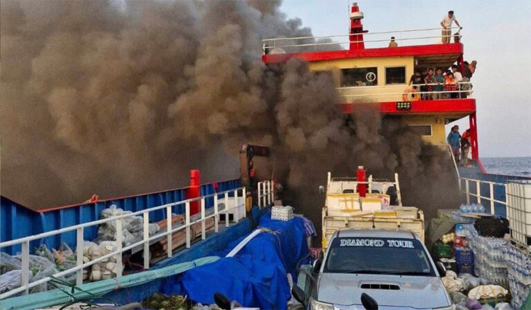 Ferry con casi 100 pasajeros toma fuego en Tailandia
