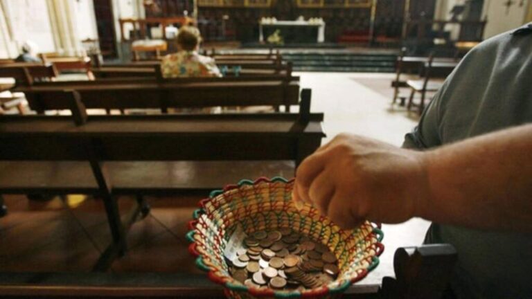Familia roba el dinero depositado en las alcancías de una iglesia