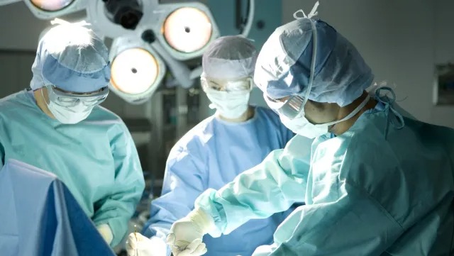 Persona no binaria quiere que le realicen una vaginoplastia y conservar el pene