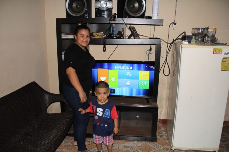 Proyecto eléctrico llega a familias de una comunidad de Villa El Carmen