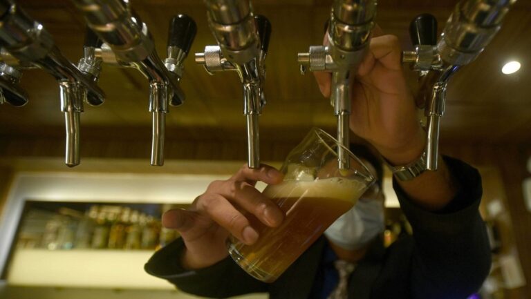 Candidata promete a sus votantes licor gratis