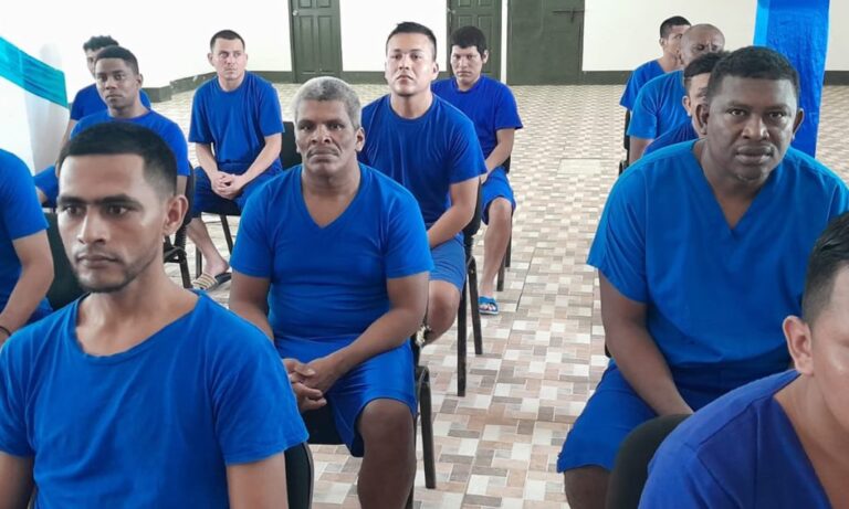 Capacitan a reos en la elaboración de artesanías