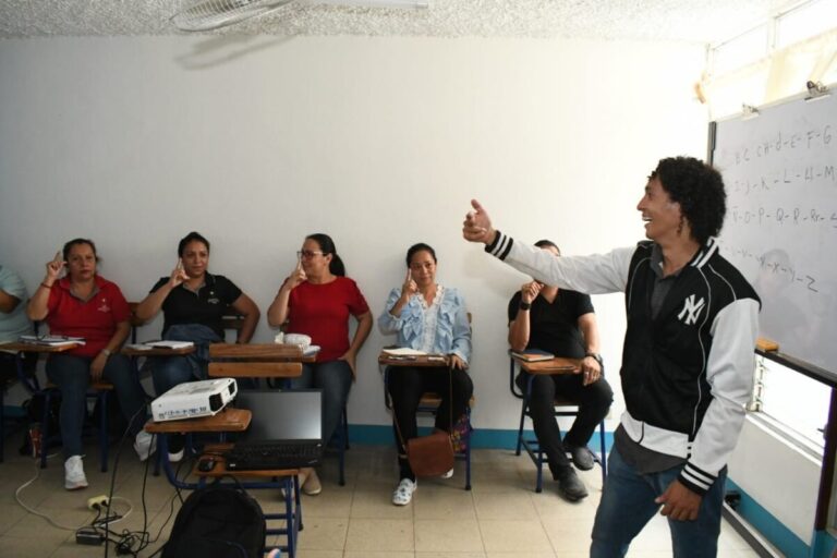 Servidores públicos se capacitan en lenguaje de señas