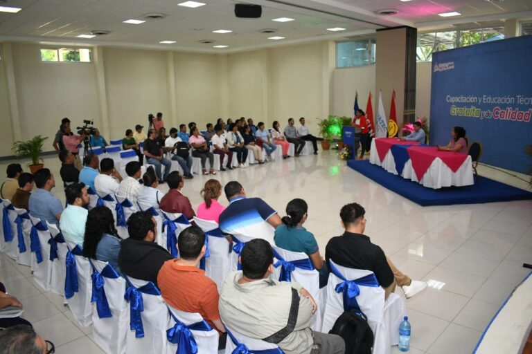 Docentes inician formación en Didáctica del idioma Inglés