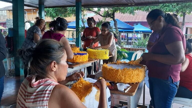 Capacitan a protagonistas en artesanías de foami y papel en Juigalpa