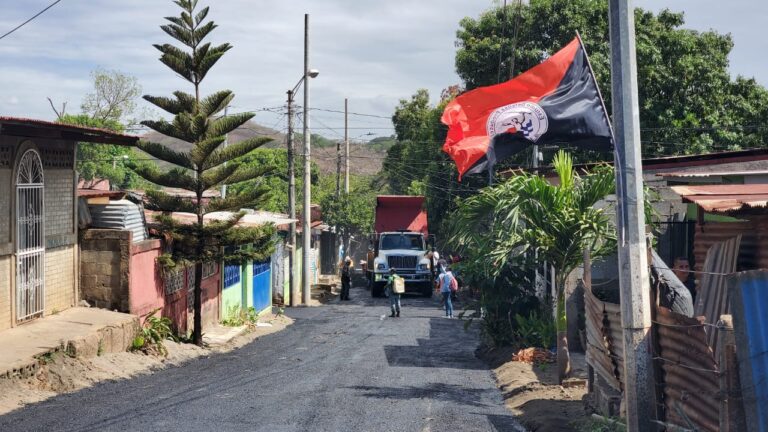 Familias de Tierra Prometida inauguran 11 cuadras de asfaltadas