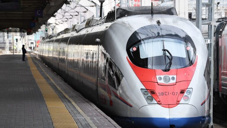 Detienen en Rusia a adolescente que viajó por 4 horas en la superficie de un tren