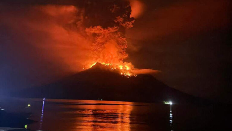 Evacúan a cientos de personas tras erupciones de un volcán en Indonesia